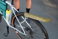 Ass-savers WGS-1 Win Wing Gravel - Gouden Groef 7 Ass-savers WGS-1 Win Wing Gravel - Gouden Groef -Fiets Bevordering Ass Savers Win Wing Gravel Golden Groove on bike 900x