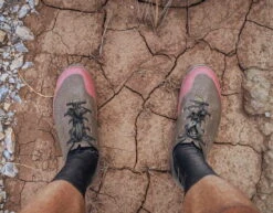 Gran Tourer Gravel Schoenen - Roze -Fiets Bevordering QUOC Gran Tourer Lace Pink Gravel Cycling Shoe Lifestyle 4 1100x